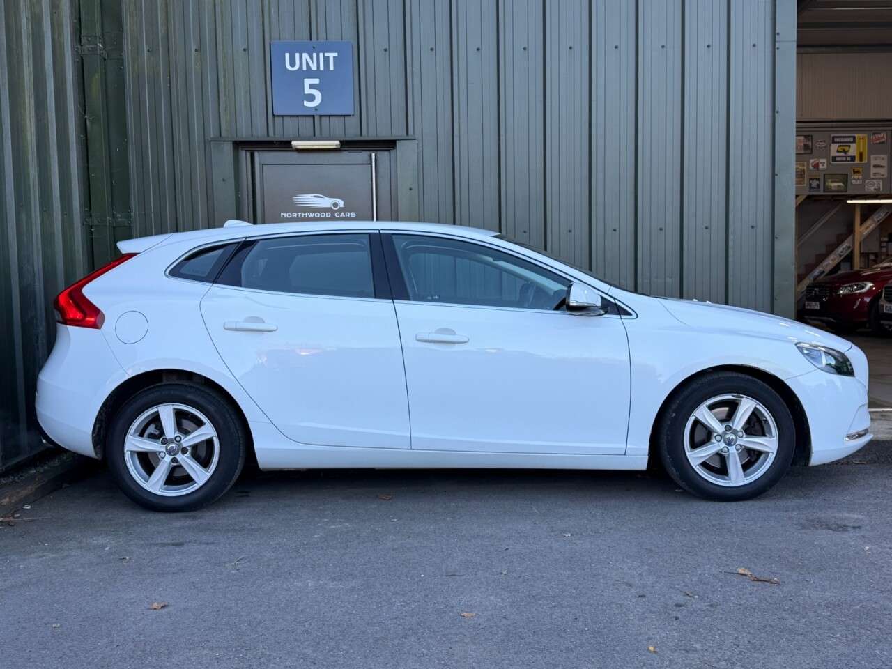 A 2015 VOLVO V40 1.6 T2 SE Hatchback 5dr Petrol Manual Euro 5 (s/s) (120 ps) Low Mileage - B A 2015 VOLVO V40 1.6 T2 SE Hatchback 5dr Petrol Manual Euro 5 (s/s) (120 ps) Low Mileage - B