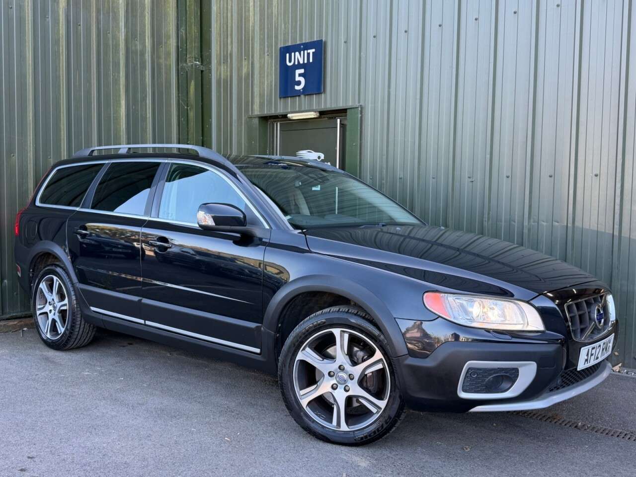 A 2012 VOLVO XC70 2.4 D5 SE Lux Estate 5dr Diesel Geartronic AWD Euro 5 (215 ps) Sunroof - He A 2012 VOLVO XC70 2.4 D5 SE Lux Estate 5dr Diesel Geartronic AWD Euro 5 (215 ps) Sunroof - He