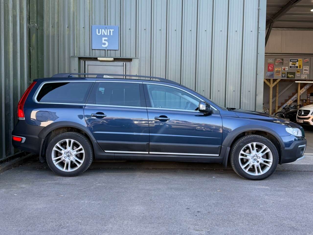 A 2015 VOLVO XC70 2.4 D5 SE Lux Estate 5dr Diesel Geartronic AWD Euro 5 (215 ps) Heated Front A 2015 VOLVO XC70 2.4 D5 SE Lux Estate 5dr Diesel Geartronic AWD Euro 5 (215 ps) Heated Front