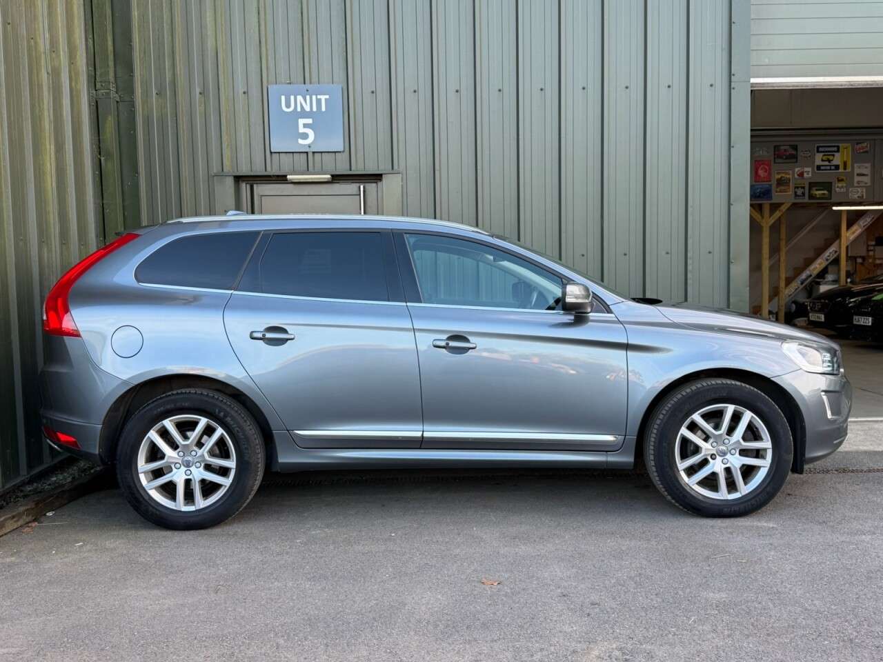 A 2017 VOLVO XC60 2.0 D4 SE Lux Nav SUV 5dr Diesel Manual Euro 6 (s/s) (190 ps) Heated Steeri A 2017 VOLVO XC60 2.0 D4 SE Lux Nav SUV 5dr Diesel Manual Euro 6 (s/s) (190 ps) Heated Steeri