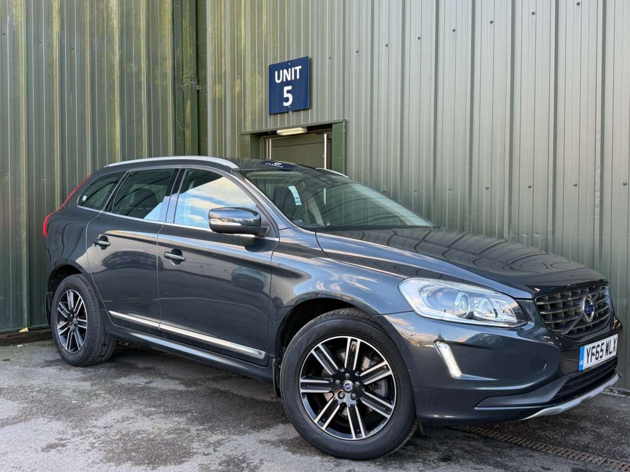 A 2015 VOLVO XC60 2.4 D5 SE Lux Nav SUV 5dr Diesel Auto AWD Euro 6 (s/s) (220 ps) Heated Leat A 2015 VOLVO XC60 2.4 D5 SE Lux Nav SUV 5dr Diesel Auto AWD Euro 6 (s/s) (220 ps) Heated Leat