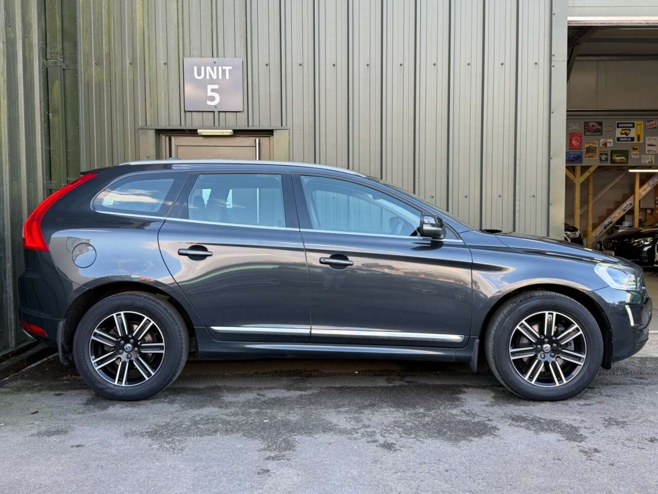 A 2015 VOLVO XC60 2.4 D5 SE Lux Nav SUV 5dr Diesel Auto AWD Euro 6 (s/s) (220 ps) Heated Leat A 2015 VOLVO XC60 2.4 D5 SE Lux Nav SUV 5dr Diesel Auto AWD Euro 6 (s/s) (220 ps) Heated Leat