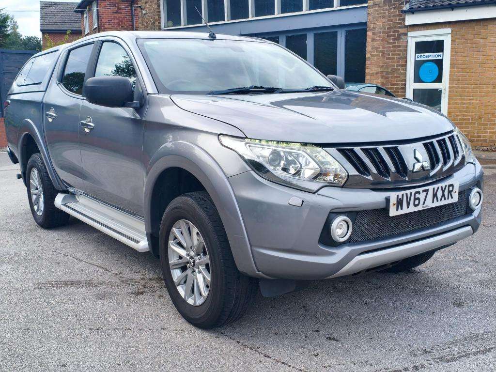 A 2017 MITSUBISHI L200 Barbarian Di-d / Automatic / Turbo Diesel / Grey A 2017 MITSUBISHI L200 Barbarian Di-d / Automatic / Turbo Diesel / Grey
