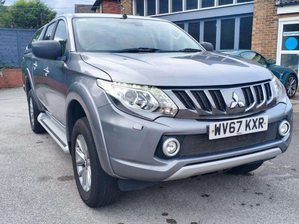A 2017 MITSUBISHI L200 Barbarian Di-d / Automatic / Turbo Diesel / Grey A 2017 MITSUBISHI L200 Barbarian Di-d / Automatic / Turbo Diesel / Grey