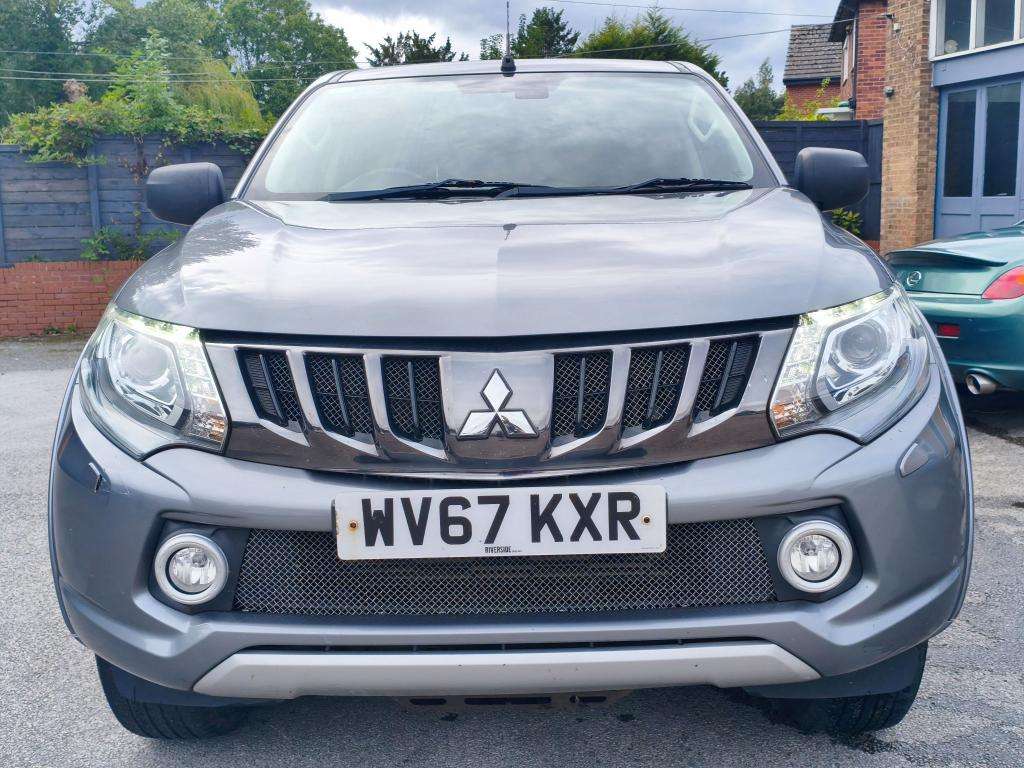 A 2017 MITSUBISHI L200 Barbarian Di-d / Automatic / Turbo Diesel / Grey A 2017 MITSUBISHI L200 Barbarian Di-d / Automatic / Turbo Diesel / Grey