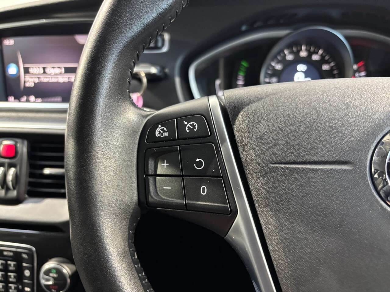 2019 VOLVO V40 2019 VOLVO V40