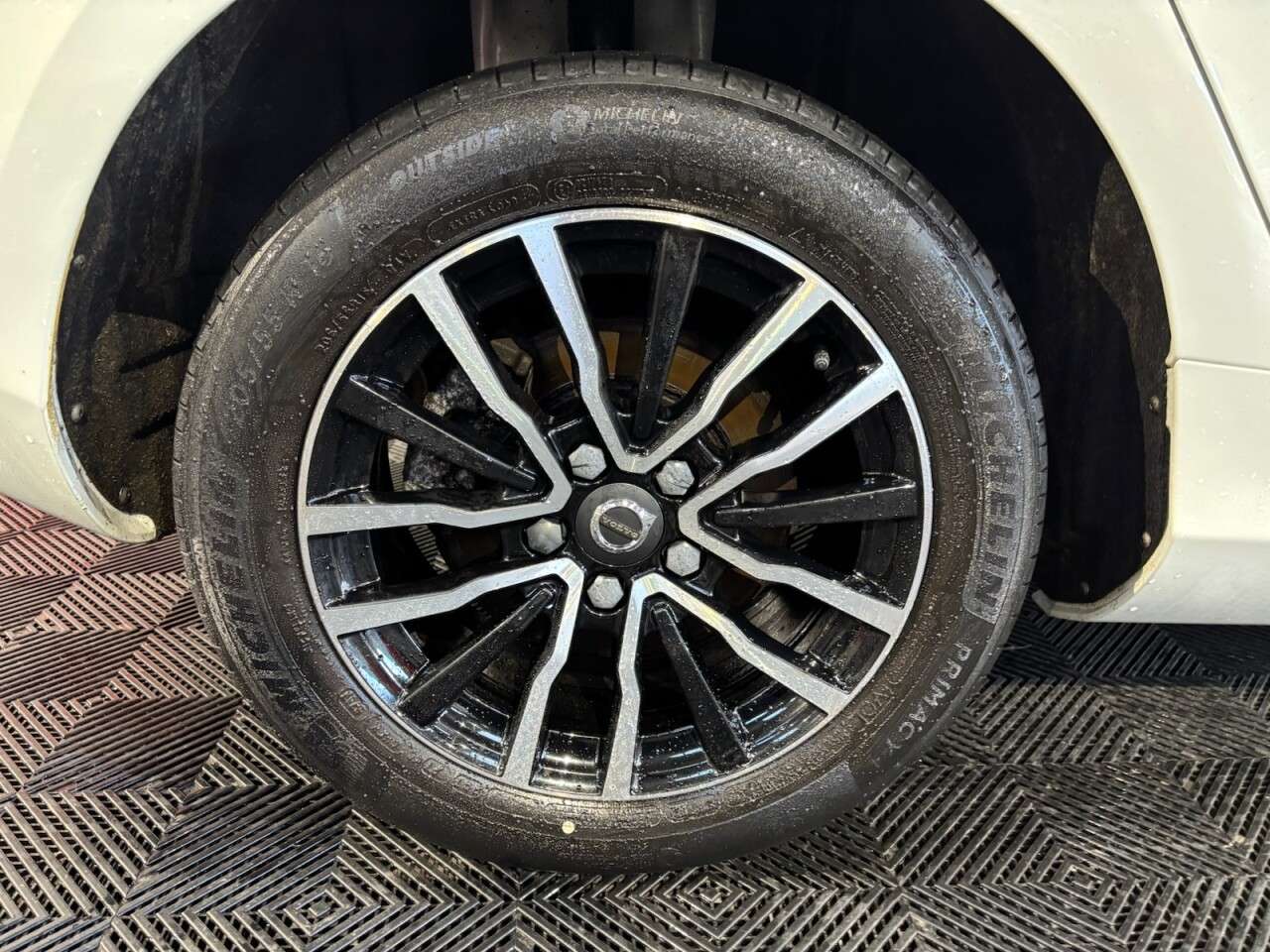 2019 VOLVO V40 2019 VOLVO V40