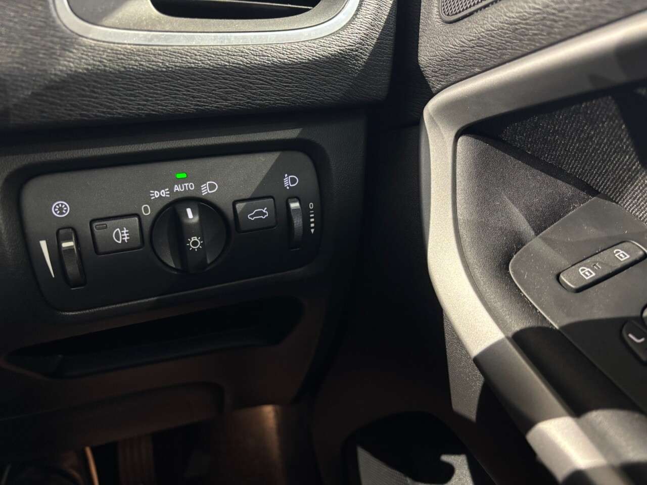 2012 VOLVO V40 2012 VOLVO V40