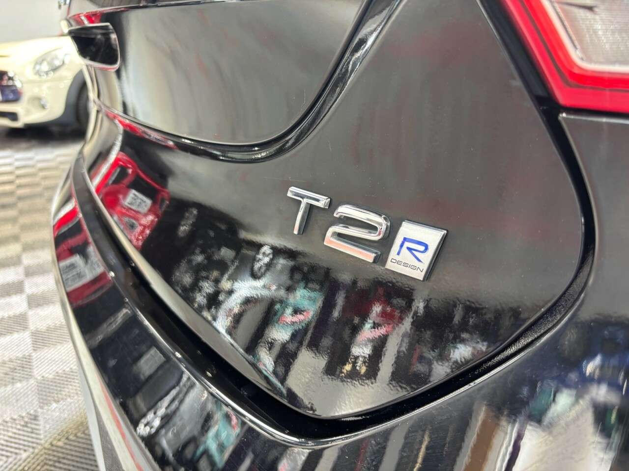 2017 VOLVO V40 2017 VOLVO V40
