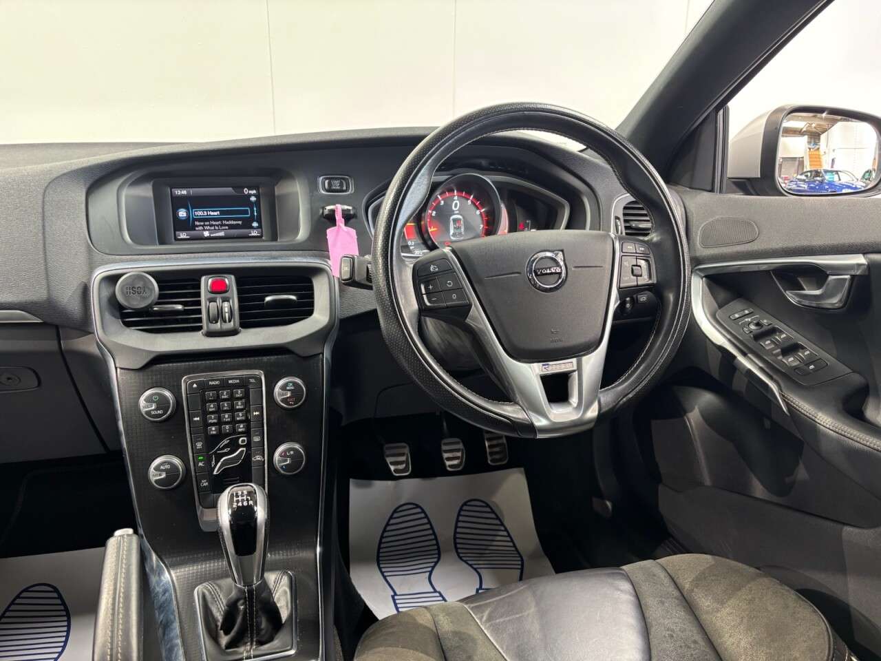 2017 VOLVO V40 2017 VOLVO V40