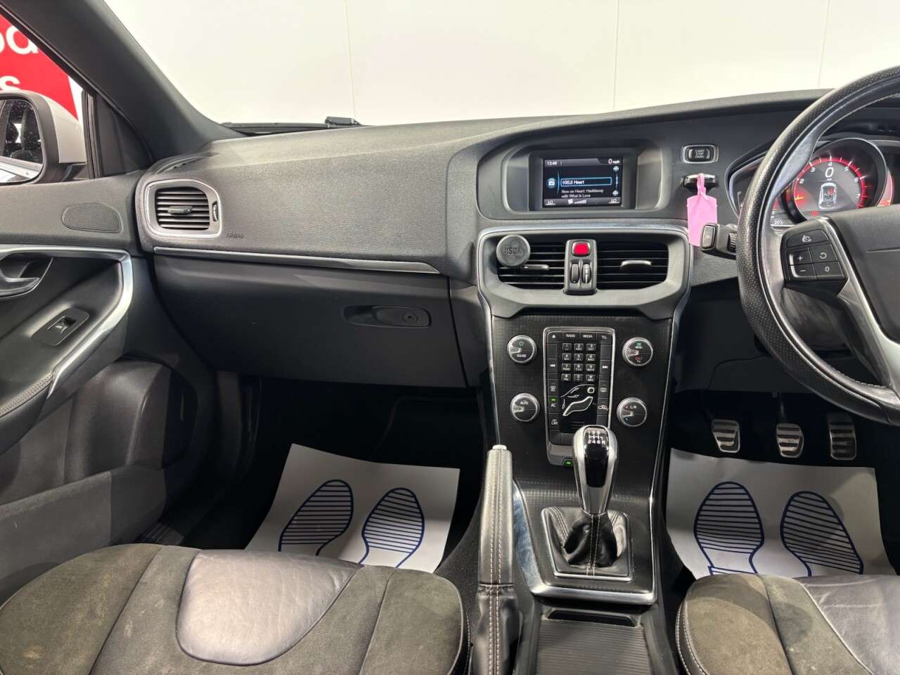2017 VOLVO V40 2017 VOLVO V40