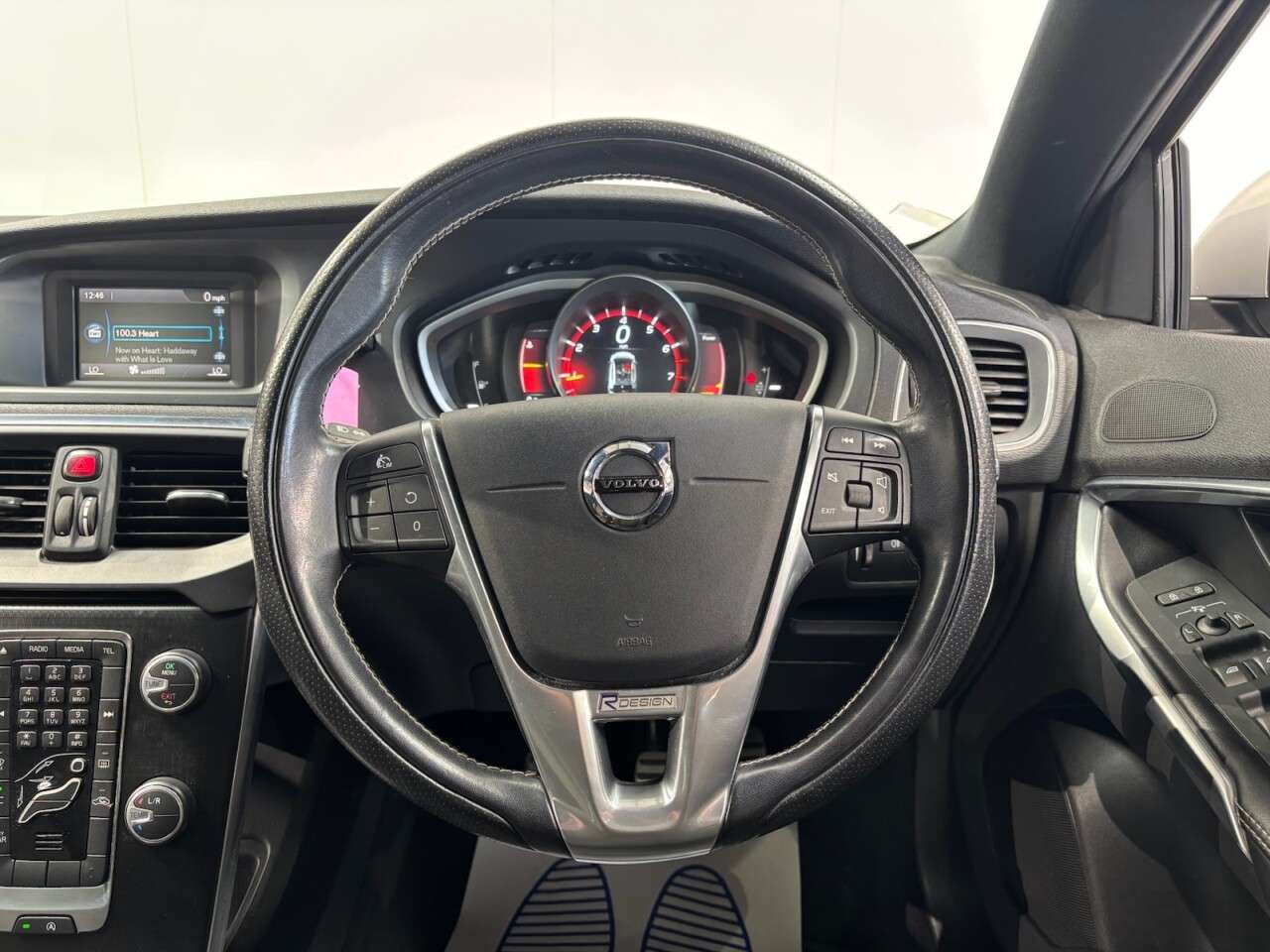 2017 VOLVO V40 2017 VOLVO V40