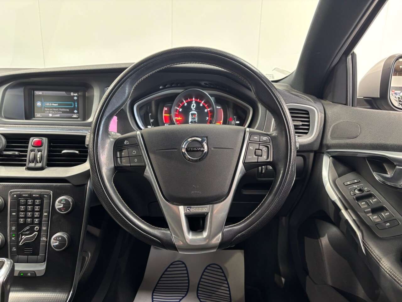 2017 VOLVO V40 2017 VOLVO V40