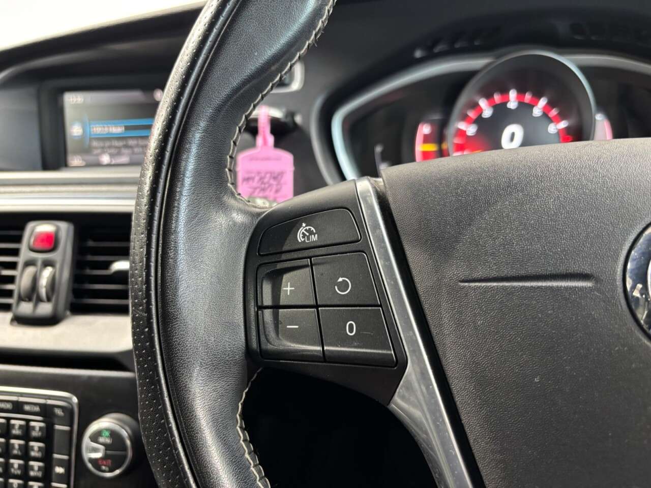 2017 VOLVO V40 2017 VOLVO V40