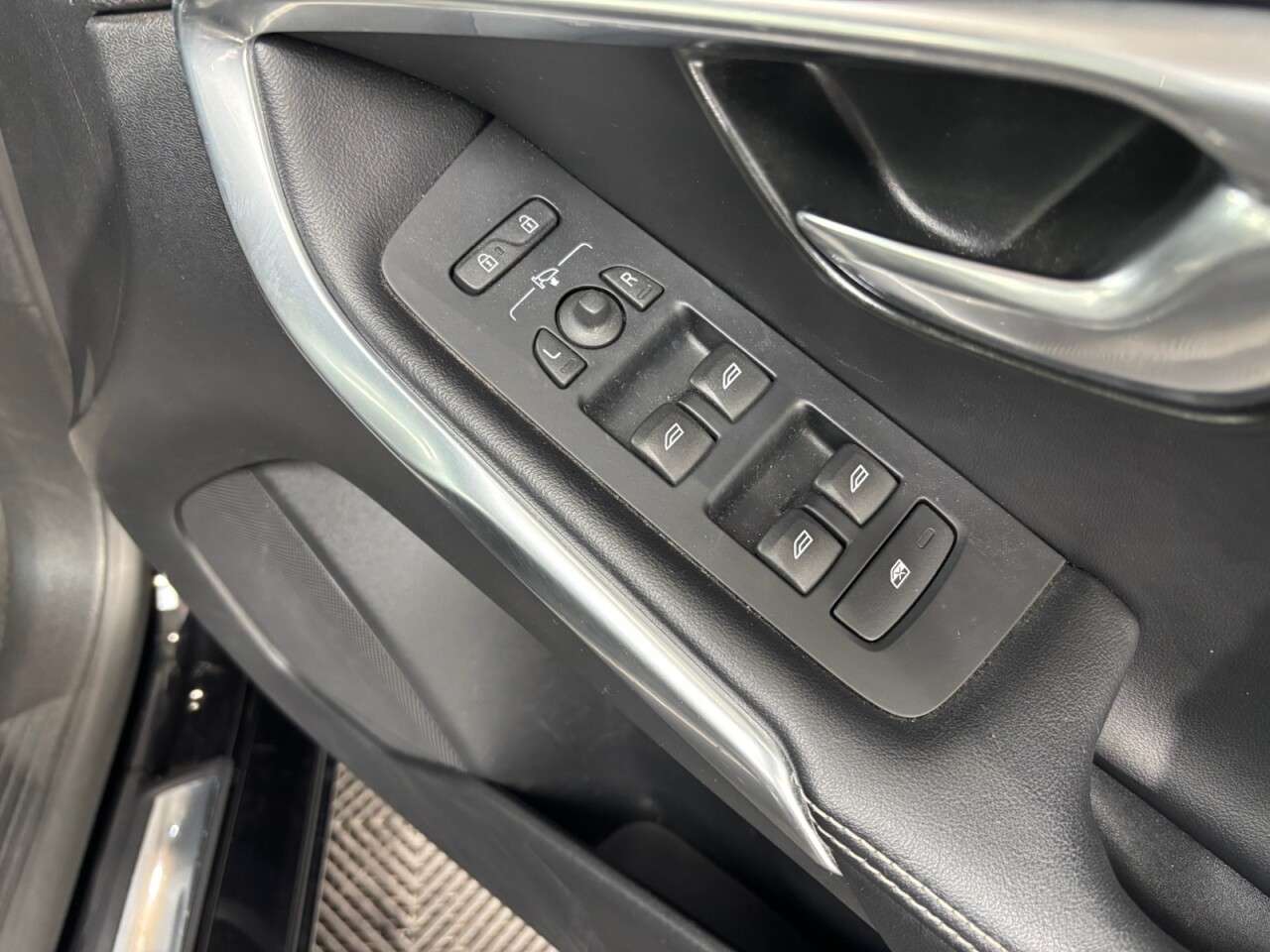 2017 VOLVO V40 2017 VOLVO V40