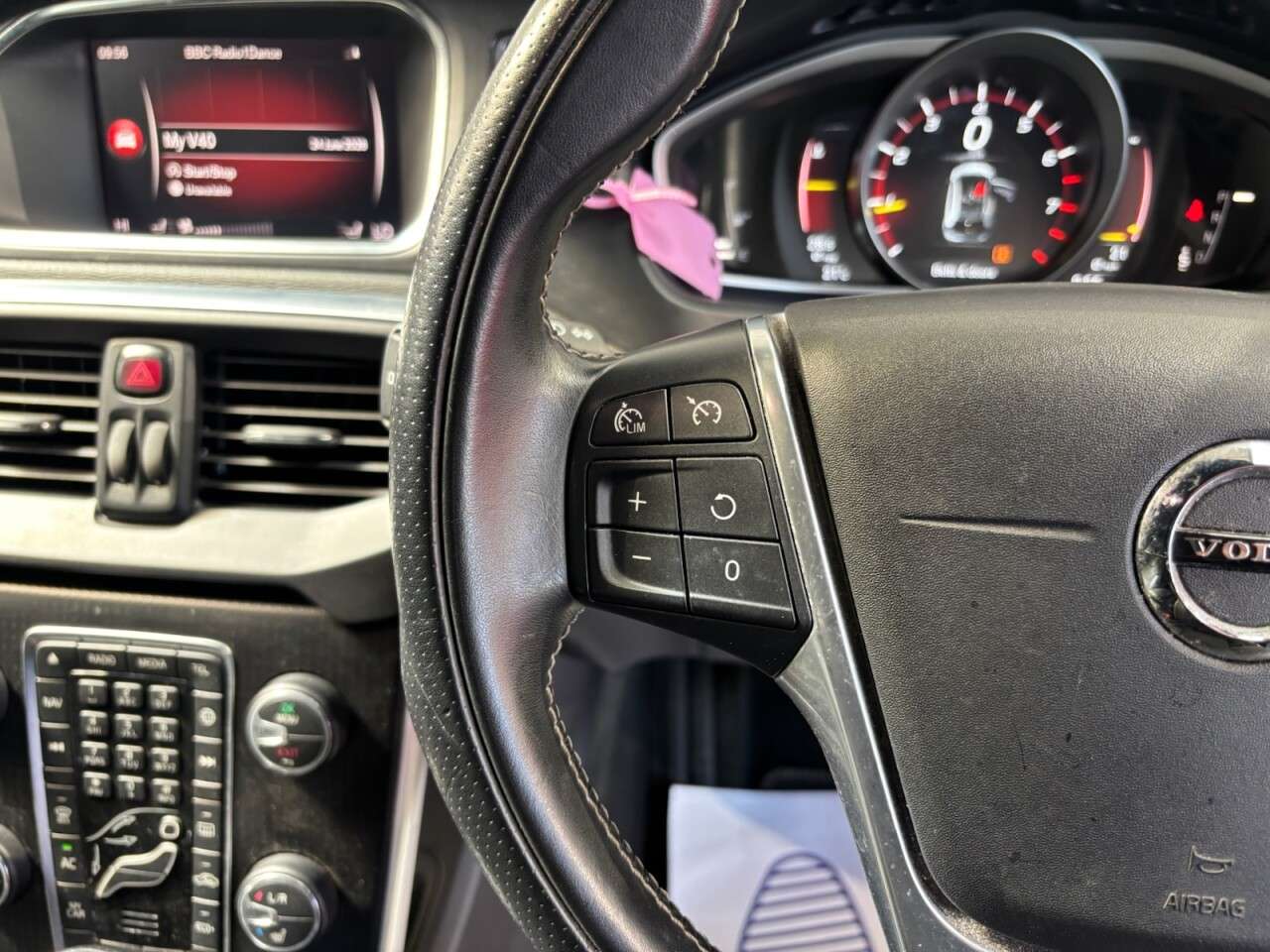 2018 VOLVO V40 2018 VOLVO V40