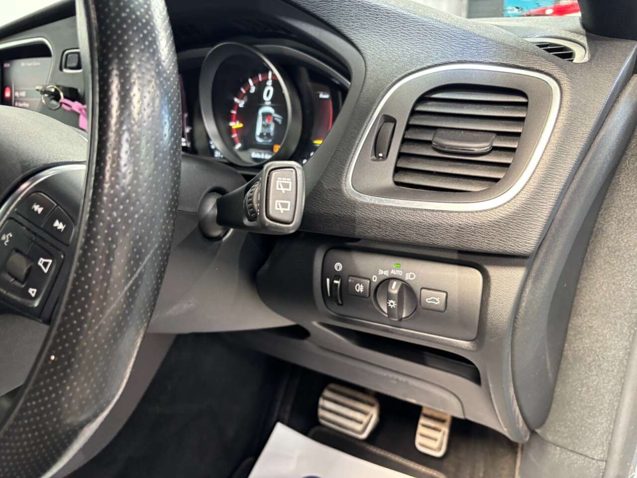 2018 VOLVO V40 2018 VOLVO V40