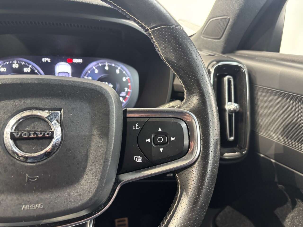 2019 VOLVO XC40 2019 VOLVO XC40
