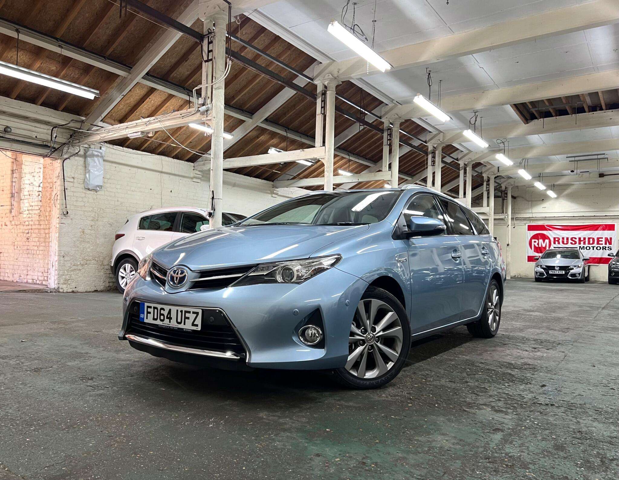 A 2015 TOYOTA AURIS 1.8 VVT-h Excel Touring Sports CVT Euro 5 (s/s) 5dr A 2015 TOYOTA AURIS 1.8 VVT-h Excel Touring Sports CVT Euro 5 (s/s) 5dr