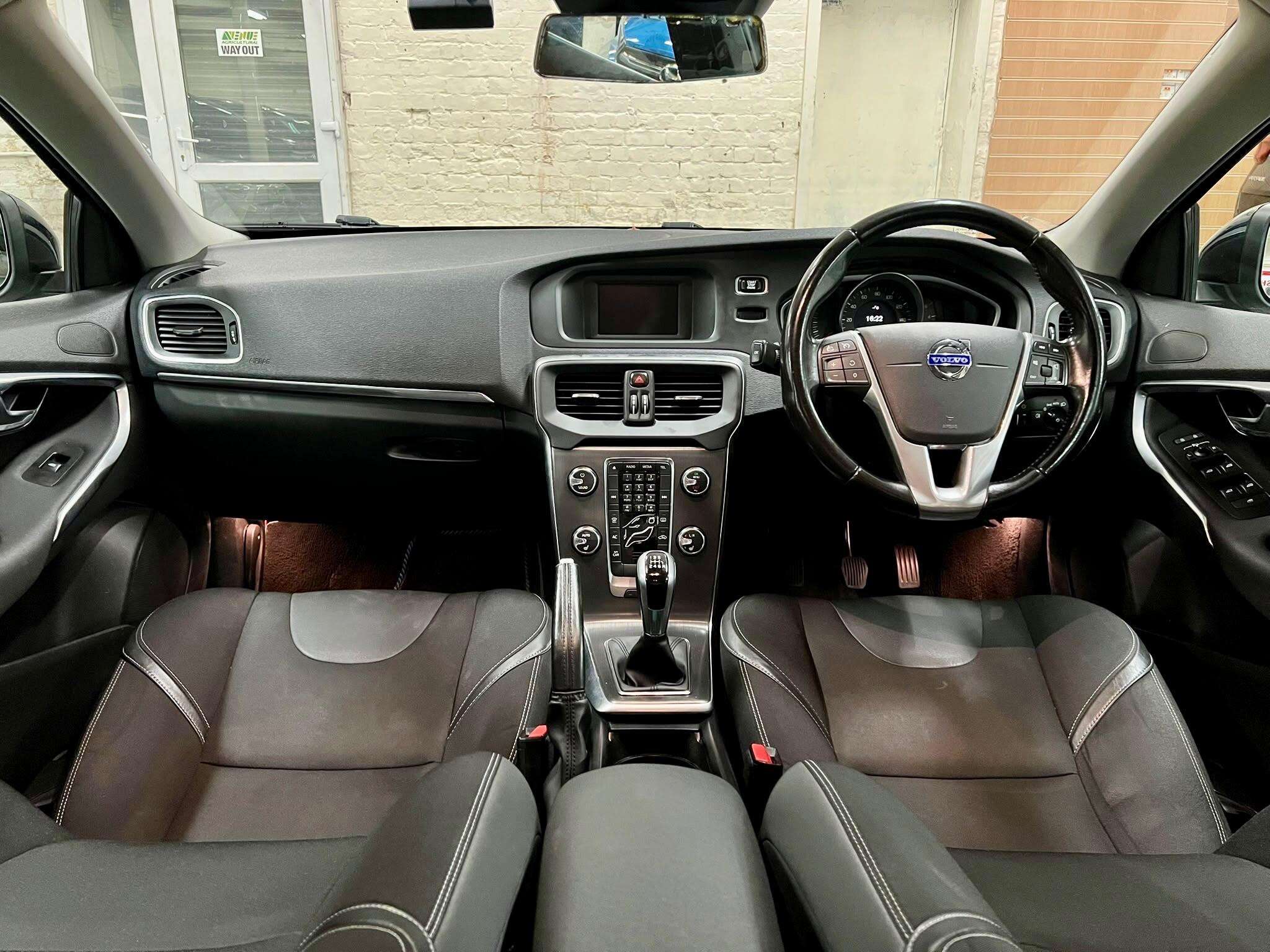 2015 VOLVO V40 2015 VOLVO V40