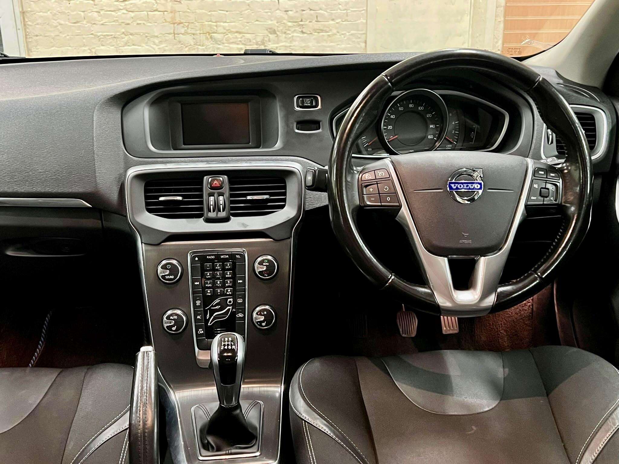 2015 VOLVO V40 2015 VOLVO V40