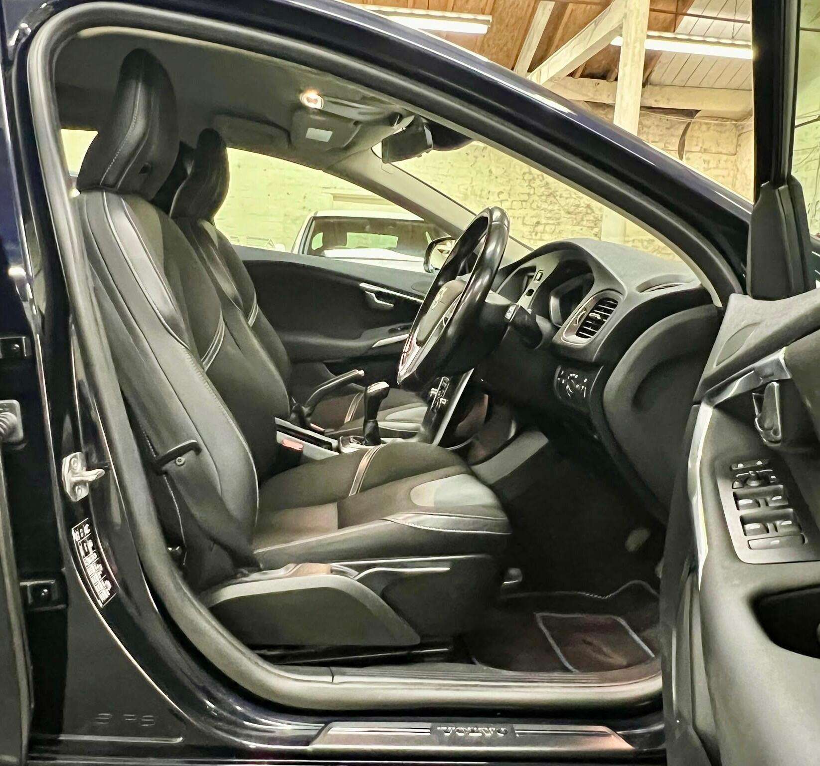 2015 VOLVO V40 2015 VOLVO V40
