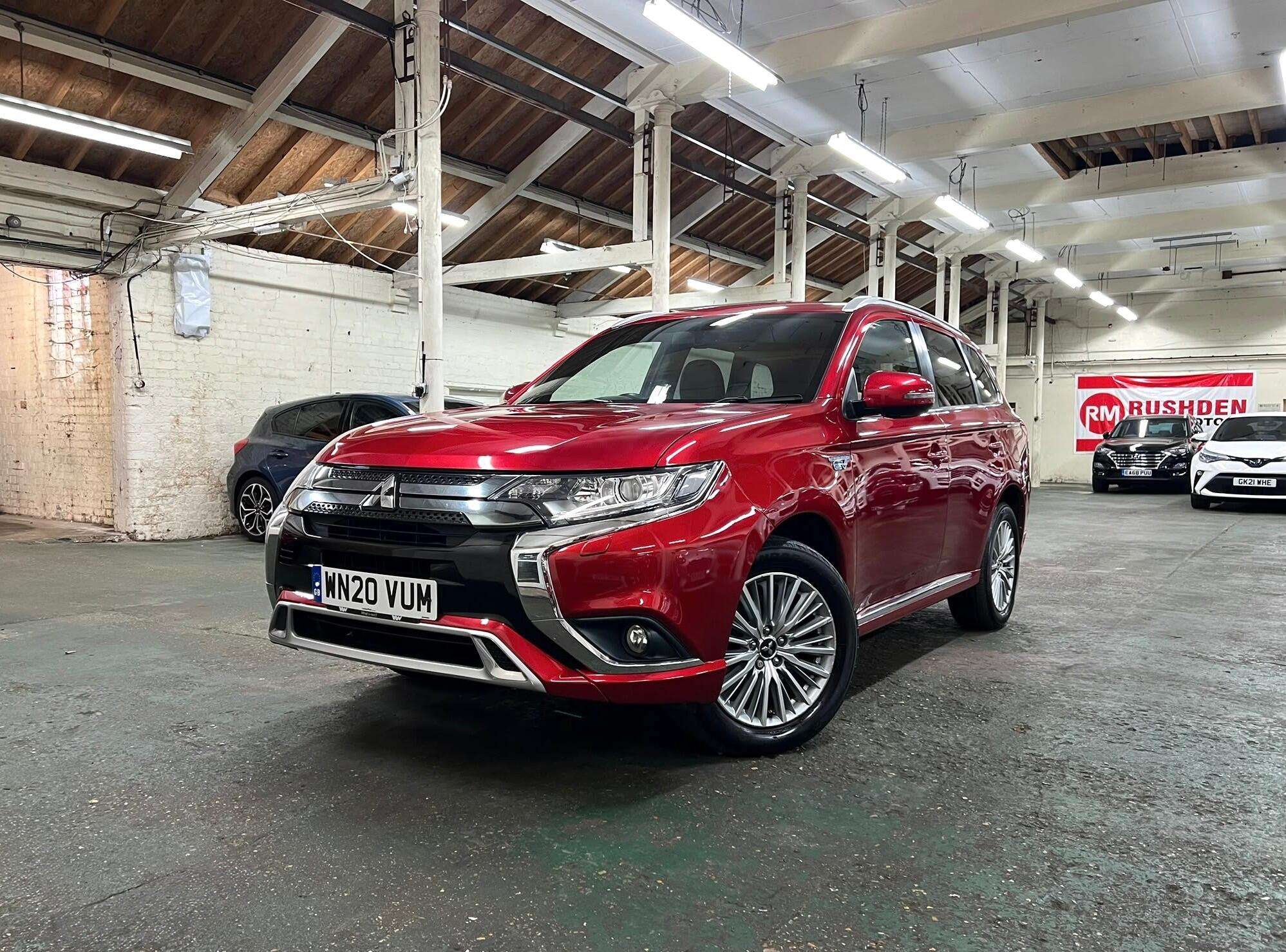 A 2020 MITSUBISHI OUTLANDER 2.4h TwinMotor 13.8kWh Dynamic CVT 4WD Euro 6 (s/s) 5dr A 2020 MITSUBISHI OUTLANDER 2.4h TwinMotor 13.8kWh Dynamic CVT 4WD Euro 6 (s/s) 5dr