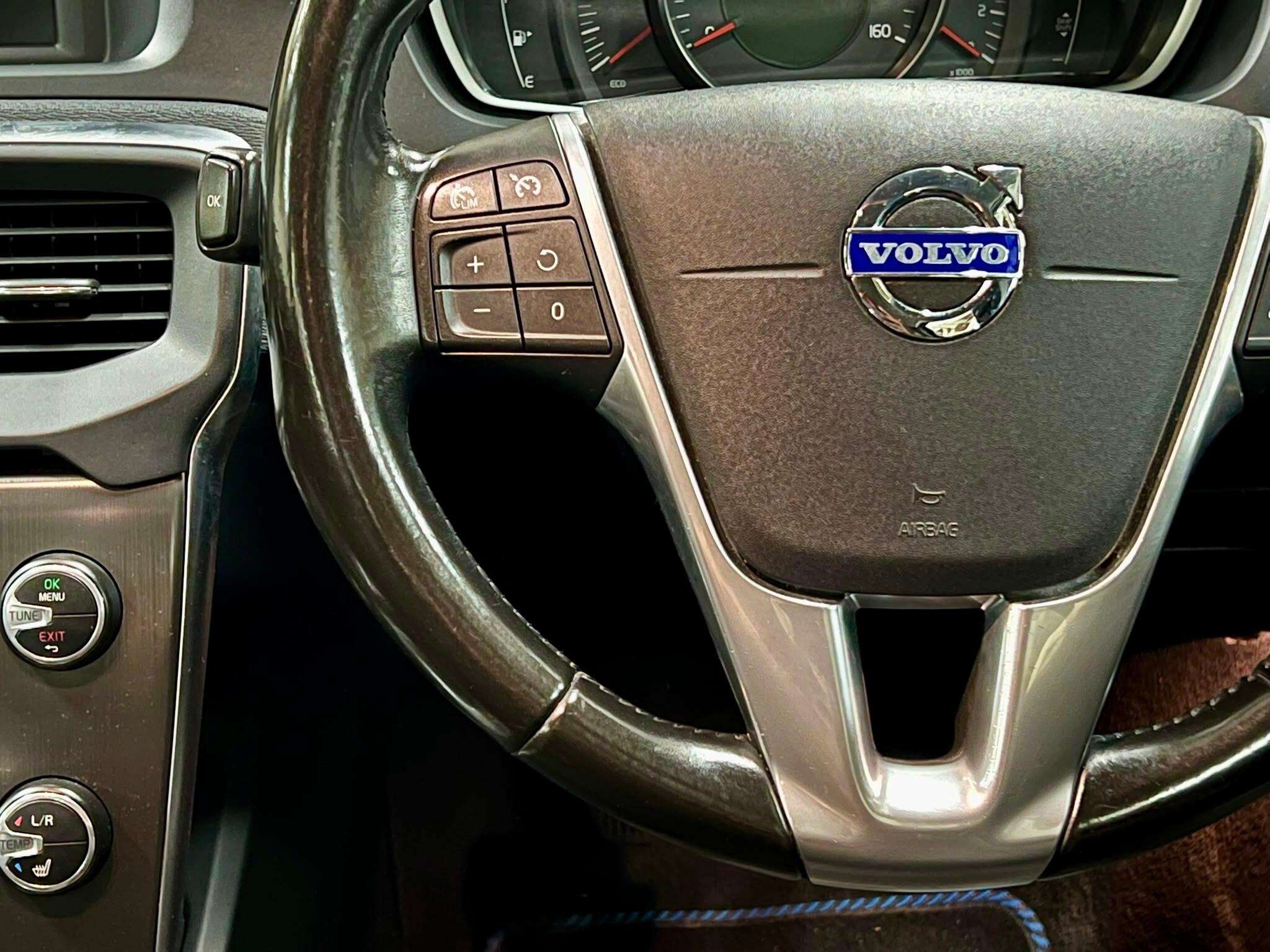 2015 VOLVO V40 2015 VOLVO V40