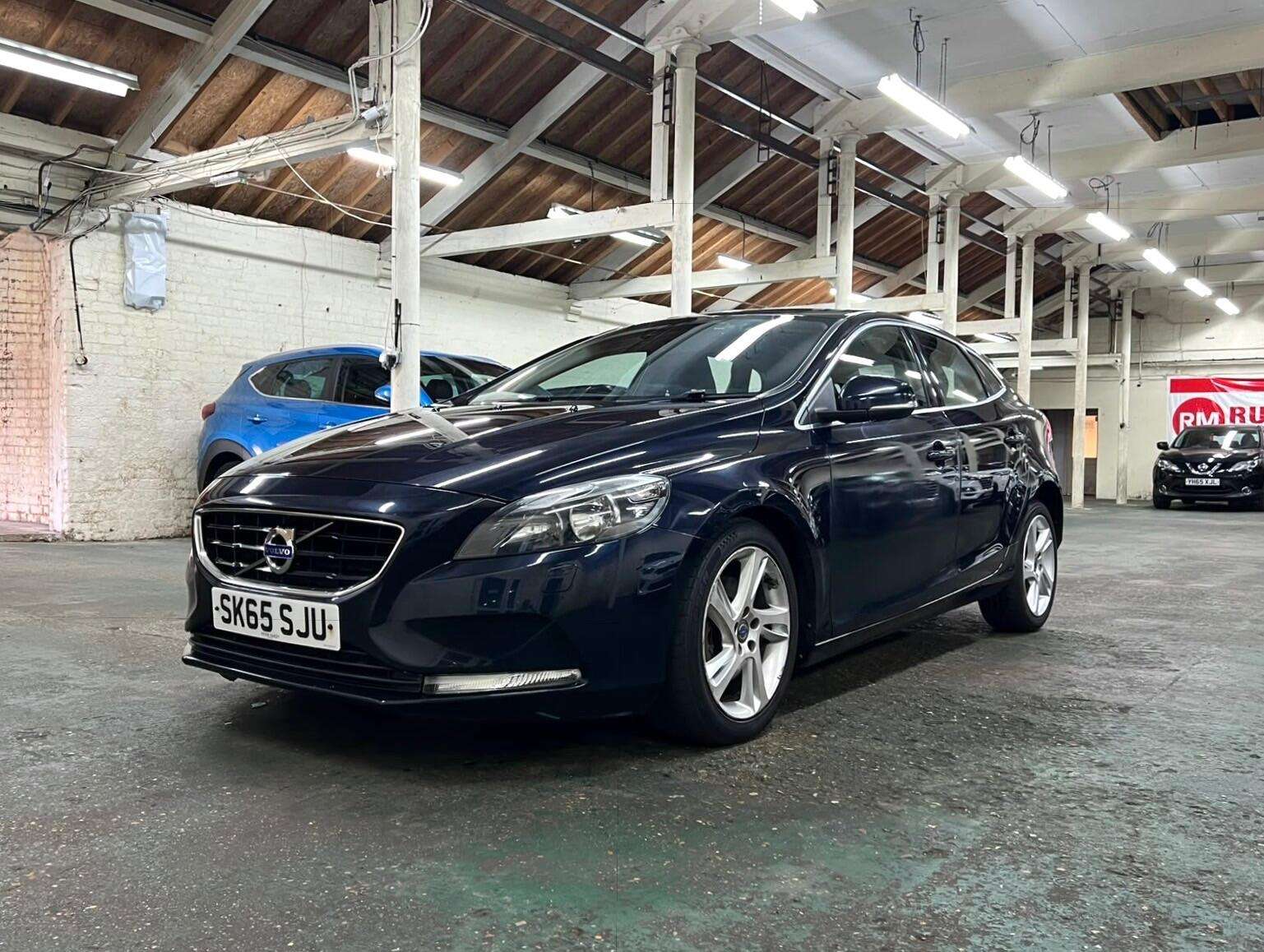 A 2015 VOLVO V40 2.0 D2 SE Euro 6 (s/s) 5dr A 2015 VOLVO V40 2.0 D2 SE Euro 6 (s/s) 5dr