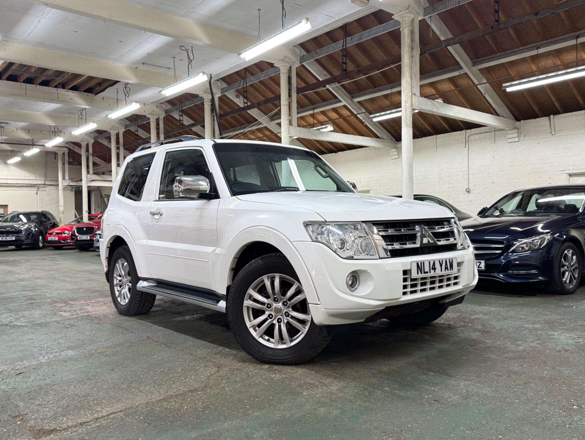 A 2014 MITSUBISHI SHOGUN 3.2 DI-DC Warrior Auto 4WD Euro 5 3dr SWB A 2014 MITSUBISHI SHOGUN 3.2 DI-DC Warrior Auto 4WD Euro 5 3dr SWB