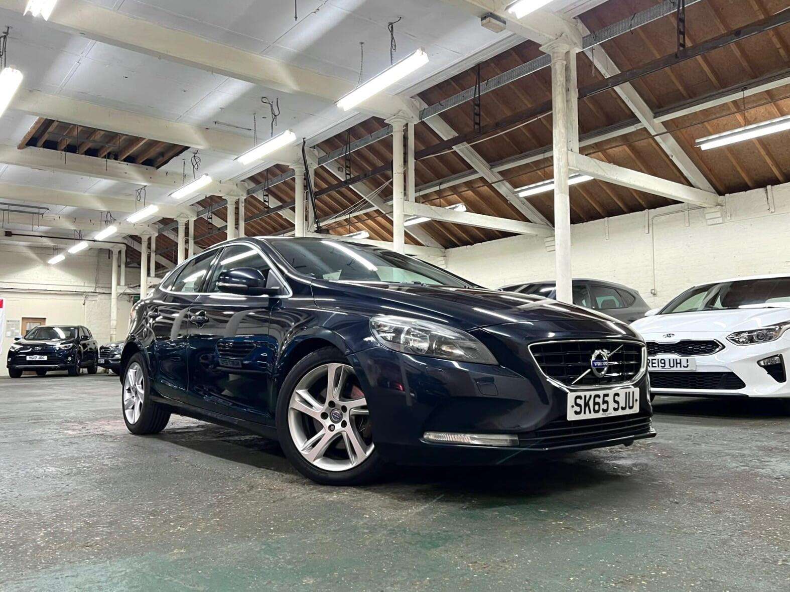 A 2015 VOLVO V40 2.0 D2 SE Euro 6 (s/s) 5dr A 2015 VOLVO V40 2.0 D2 SE Euro 6 (s/s) 5dr