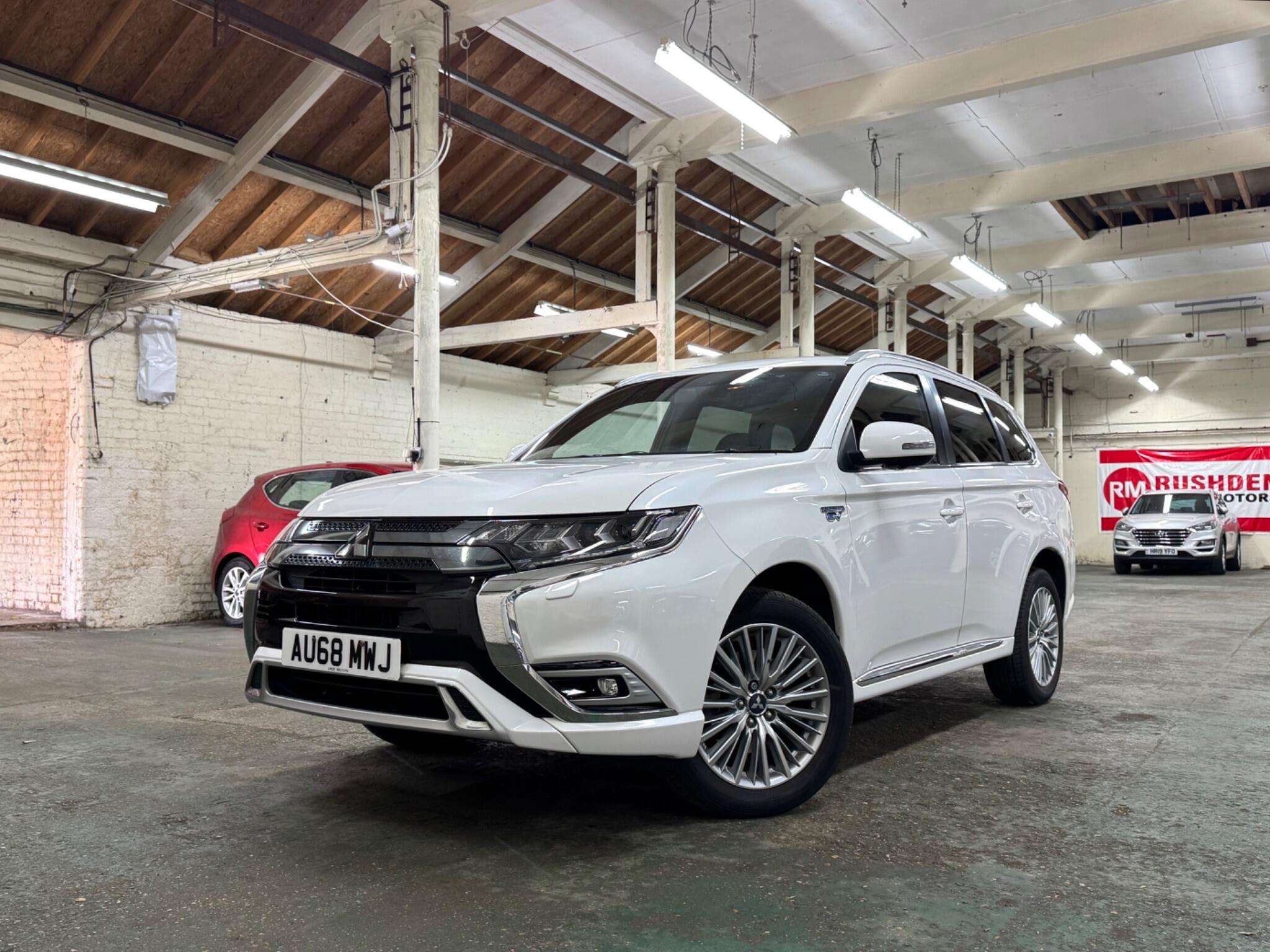 A 2018 MITSUBISHI OUTLANDER 2.4h TwinMotor 13.8kWh 4h CVT 4WD Euro 6 (s/s) 5dr A 2018 MITSUBISHI OUTLANDER 2.4h TwinMotor 13.8kWh 4h CVT 4WD Euro 6 (s/s) 5dr