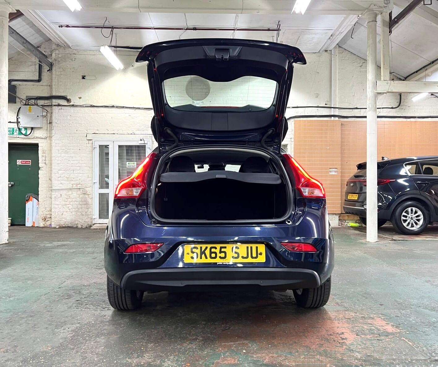 2015 VOLVO V40 2015 VOLVO V40