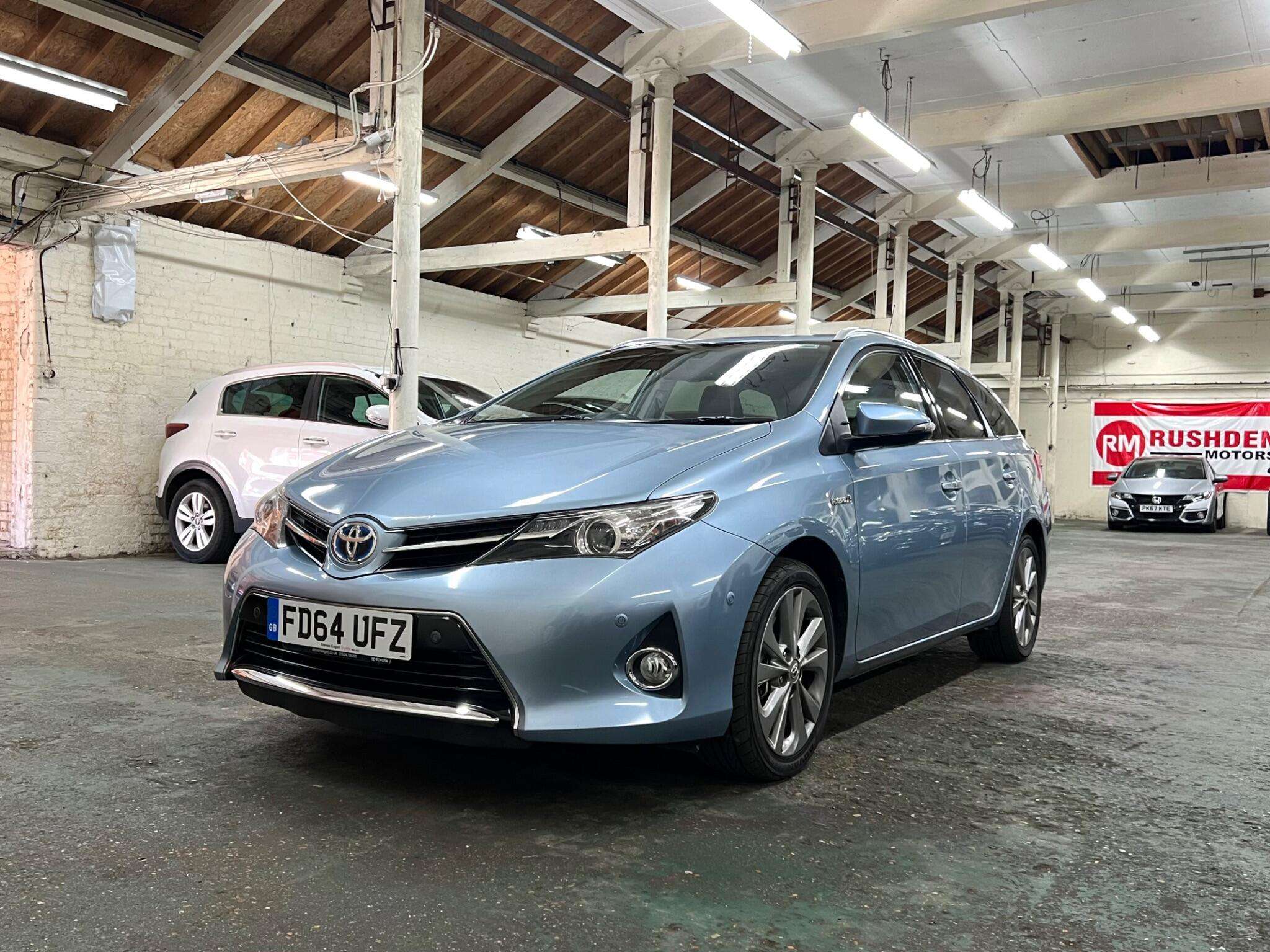 A 2015 TOYOTA AURIS 1.8 VVT-h Excel Touring Sports CVT Euro 5 (s/s) 5dr A 2015 TOYOTA AURIS 1.8 VVT-h Excel Touring Sports CVT Euro 5 (s/s) 5dr