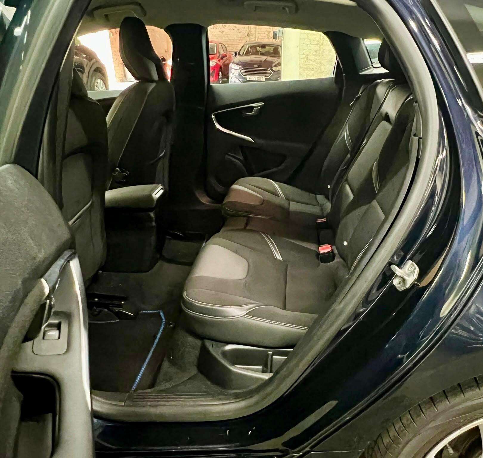 2015 VOLVO V40 2015 VOLVO V40