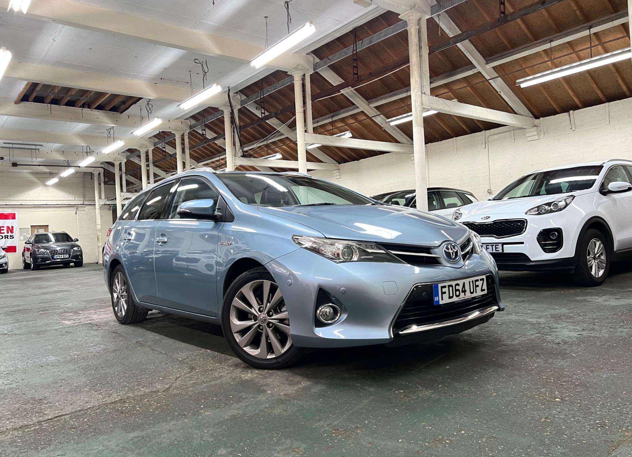 A 2015 TOYOTA AURIS 1.8 VVT-h Excel Touring Sports CVT Euro 5 (s/s) 5dr A 2015 TOYOTA AURIS 1.8 VVT-h Excel Touring Sports CVT Euro 5 (s/s) 5dr