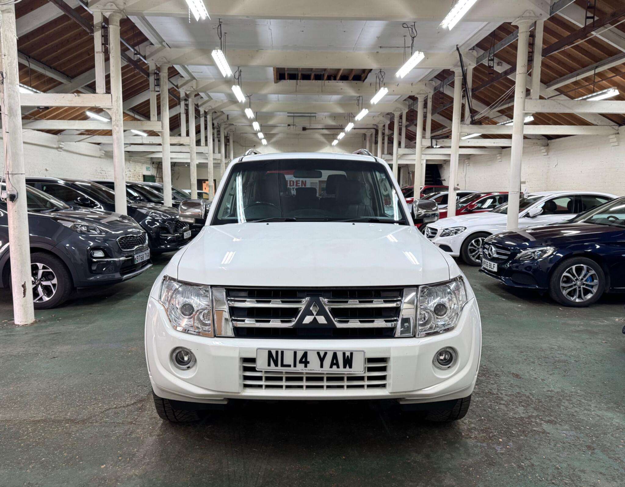 A 2014 MITSUBISHI SHOGUN 3.2 DI-DC Warrior Auto 4WD Euro 5 3dr SWB A 2014 MITSUBISHI SHOGUN 3.2 DI-DC Warrior Auto 4WD Euro 5 3dr SWB