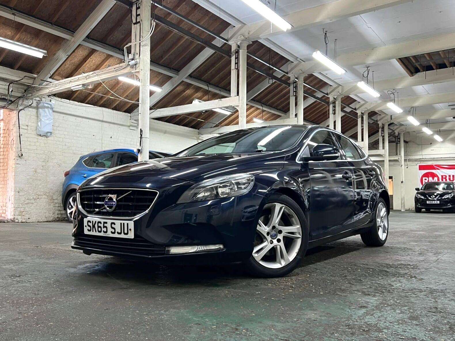 A 2015 VOLVO V40 2.0 D2 SE Euro 6 (s/s) 5dr A 2015 VOLVO V40 2.0 D2 SE Euro 6 (s/s) 5dr
