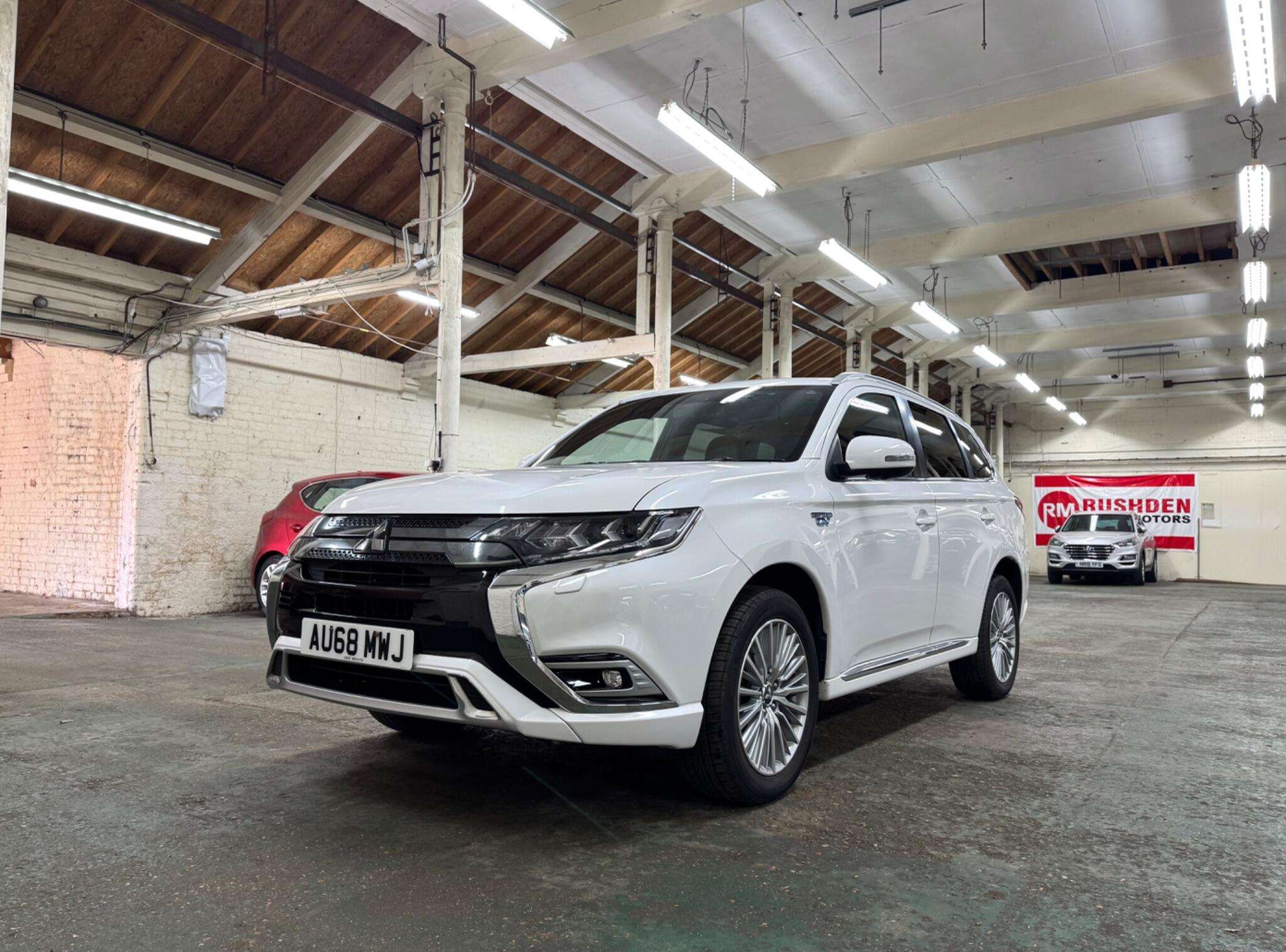 A 2018 MITSUBISHI OUTLANDER 2.4h TwinMotor 13.8kWh 4h CVT 4WD Euro 6 (s/s) 5dr A 2018 MITSUBISHI OUTLANDER 2.4h TwinMotor 13.8kWh 4h CVT 4WD Euro 6 (s/s) 5dr