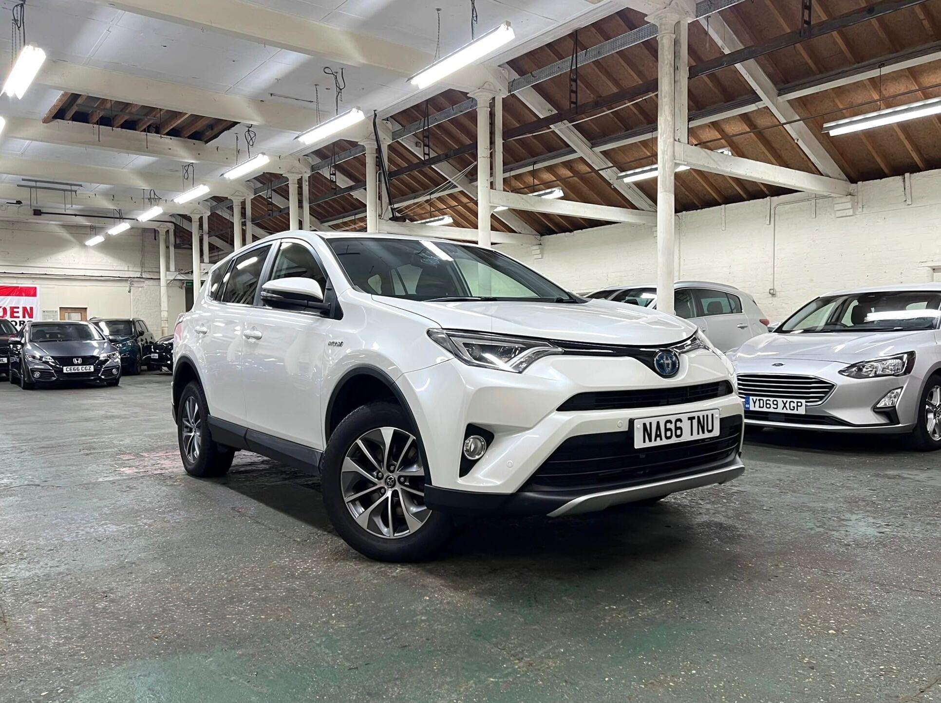 A 2016 TOYOTA RAV4 2.5 VVT-h Business Edition Plus CVT Euro 6 (s/s) 5dr A 2016 TOYOTA RAV4 2.5 VVT-h Business Edition Plus CVT Euro 6 (s/s) 5dr