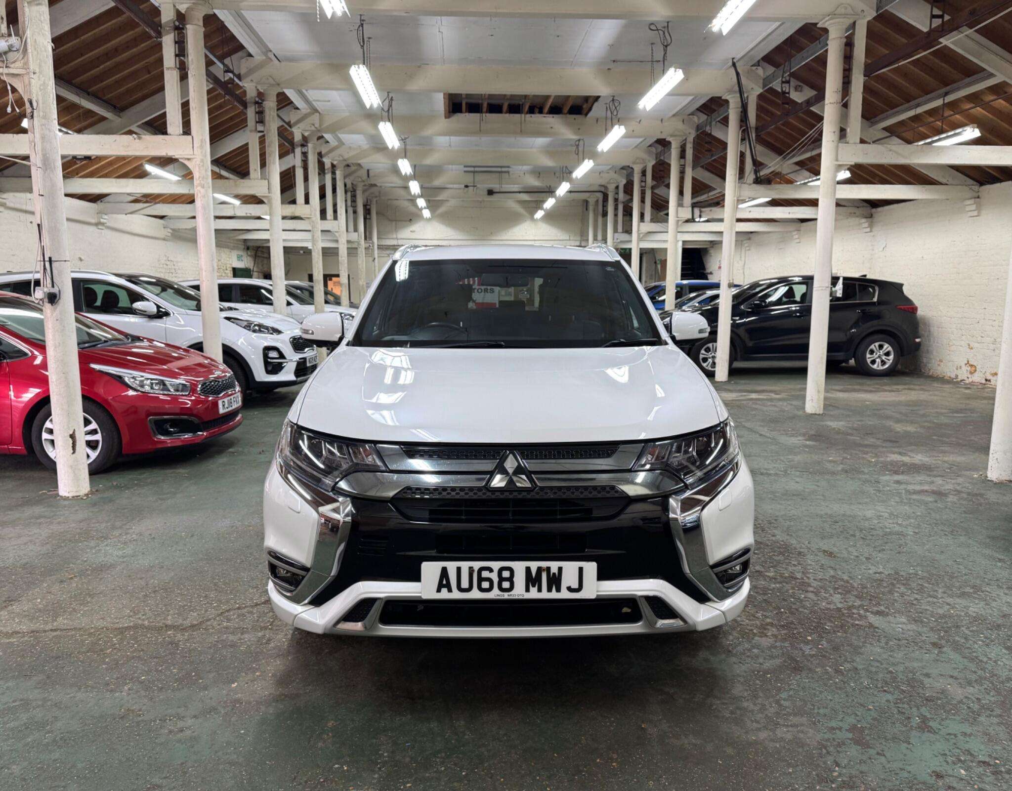 A 2018 MITSUBISHI OUTLANDER 2.4h TwinMotor 13.8kWh 4h CVT 4WD Euro 6 (s/s) 5dr A 2018 MITSUBISHI OUTLANDER 2.4h TwinMotor 13.8kWh 4h CVT 4WD Euro 6 (s/s) 5dr