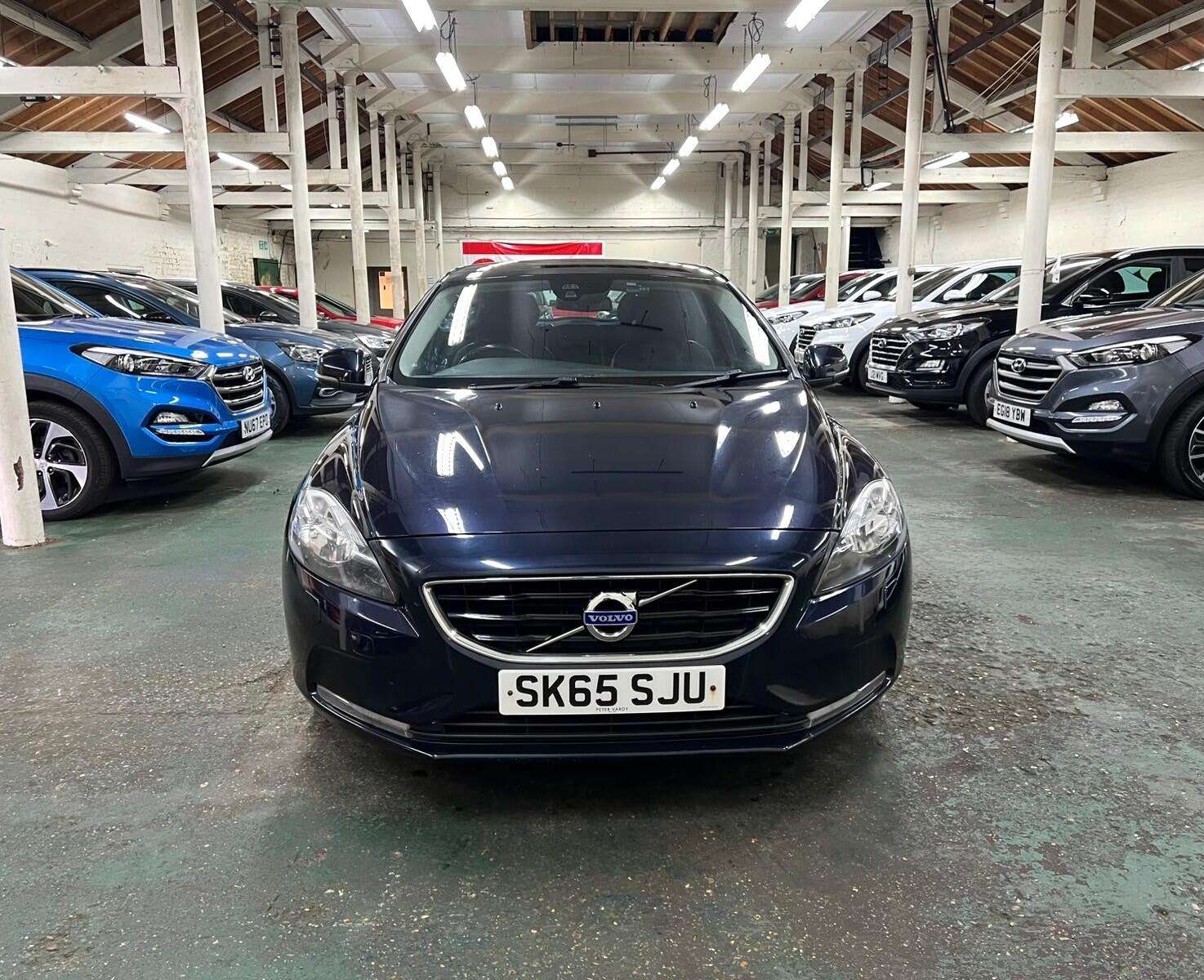 A 2015 VOLVO V40 2.0 D2 SE Euro 6 (s/s) 5dr A 2015 VOLVO V40 2.0 D2 SE Euro 6 (s/s) 5dr