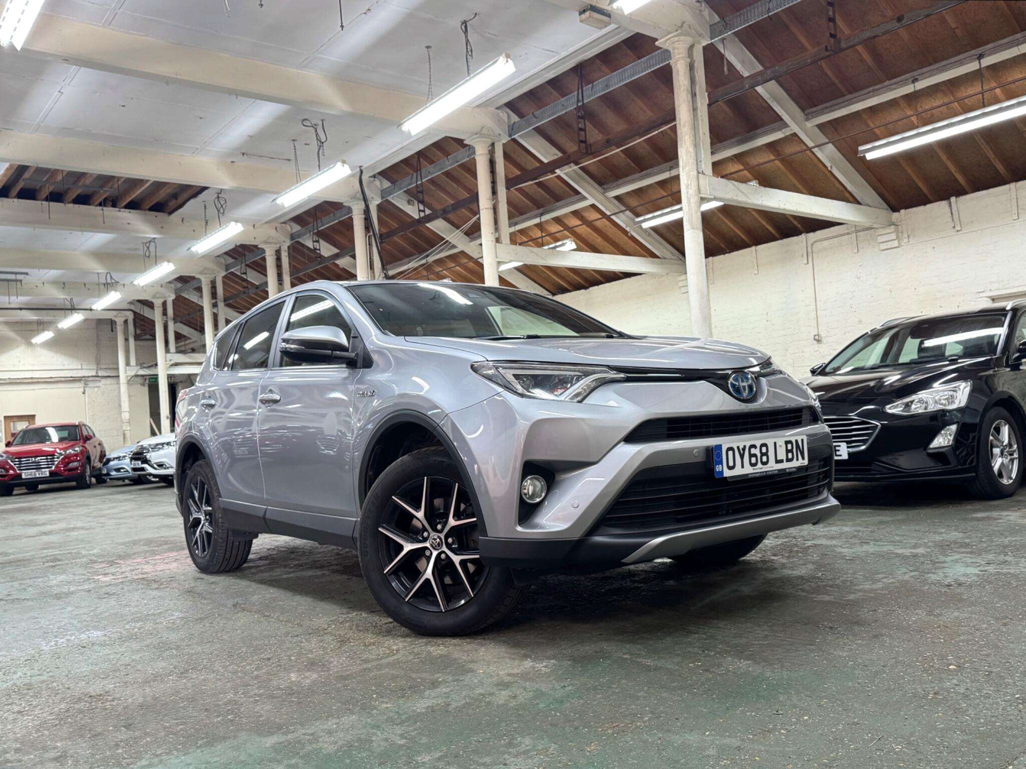 A 2018 TOYOTA RAV4 2.5 VVT-h Design CVT 4WD Euro 6 (s/s) 5dr A 2018 TOYOTA RAV4 2.5 VVT-h Design CVT 4WD Euro 6 (s/s) 5dr