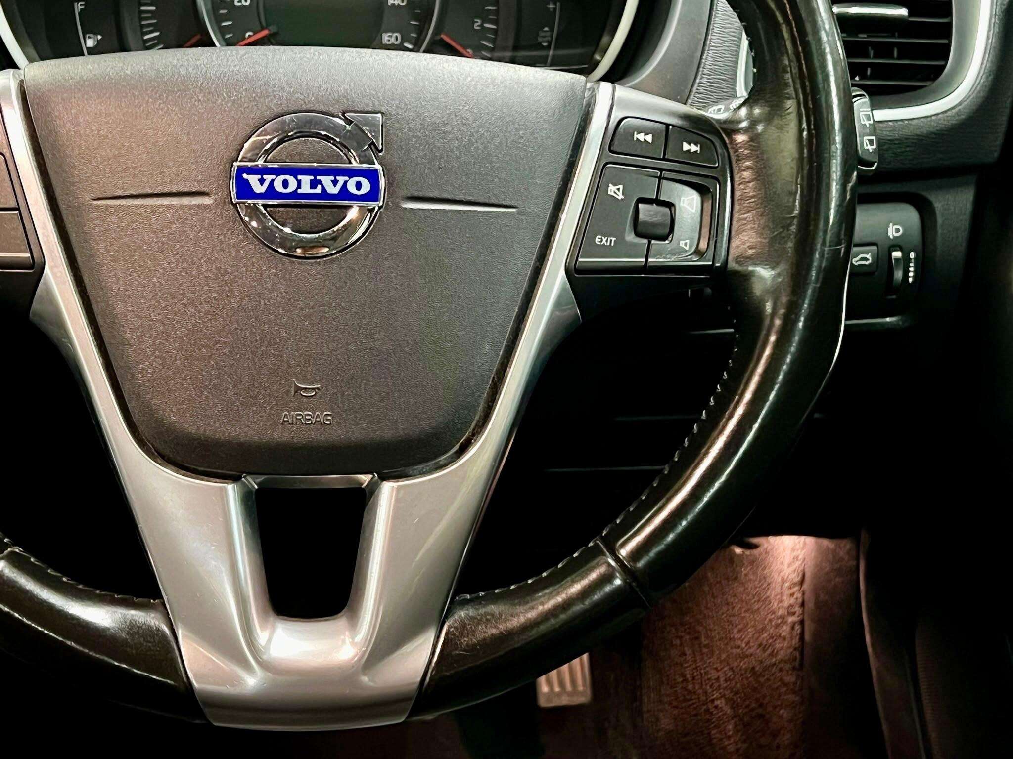 2015 VOLVO V40 2015 VOLVO V40