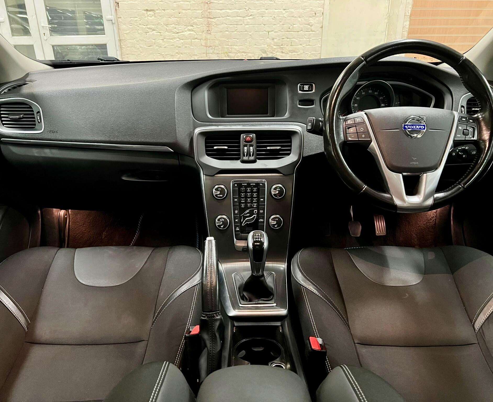 2015 VOLVO V40 2015 VOLVO V40