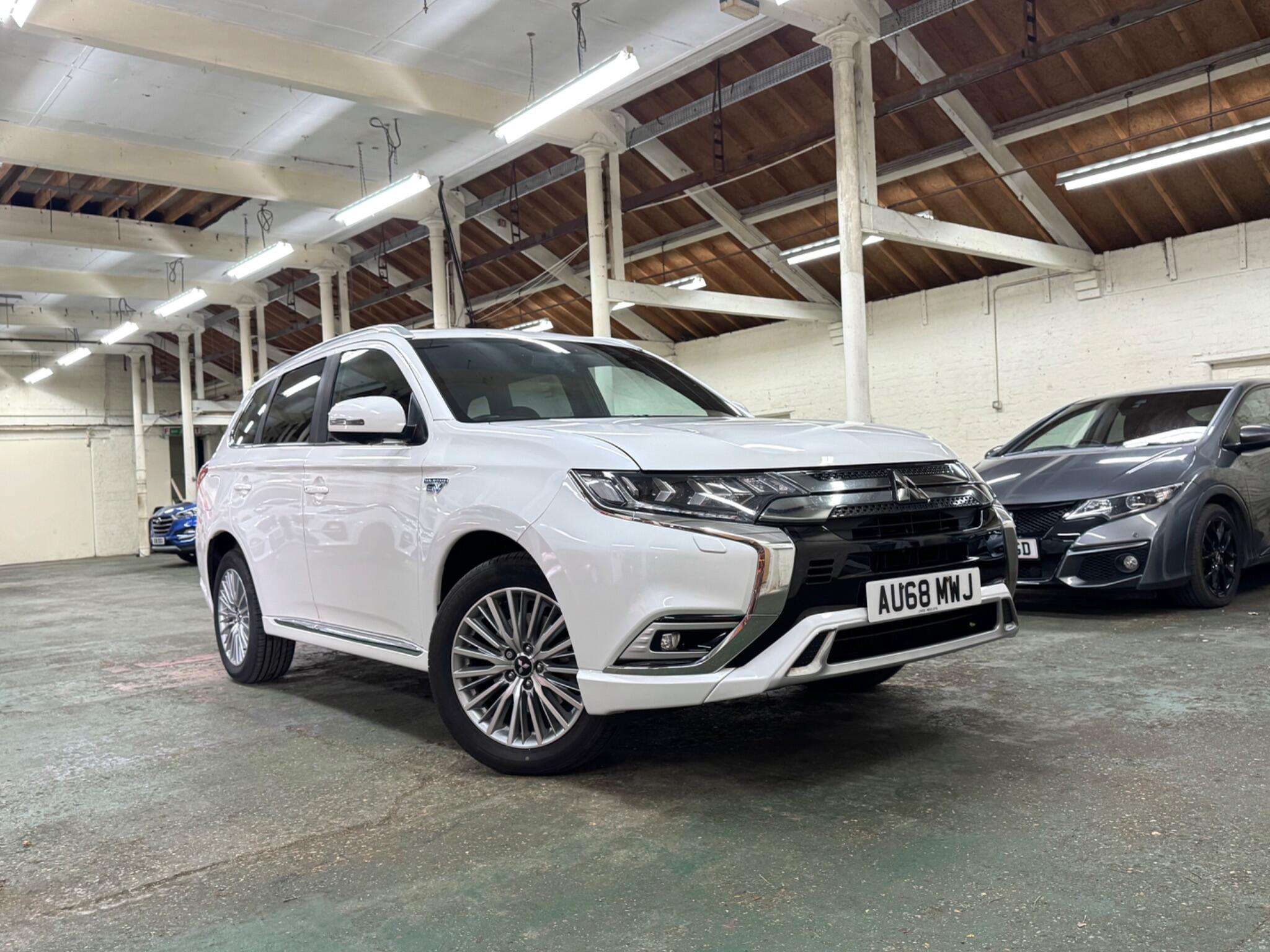 A 2018 MITSUBISHI OUTLANDER 2.4h TwinMotor 13.8kWh 4h CVT 4WD Euro 6 (s/s) 5dr A 2018 MITSUBISHI OUTLANDER 2.4h TwinMotor 13.8kWh 4h CVT 4WD Euro 6 (s/s) 5dr