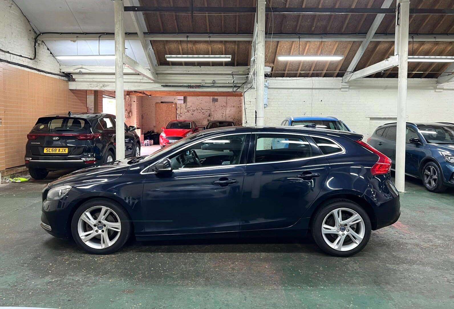 2015 VOLVO V40 2015 VOLVO V40