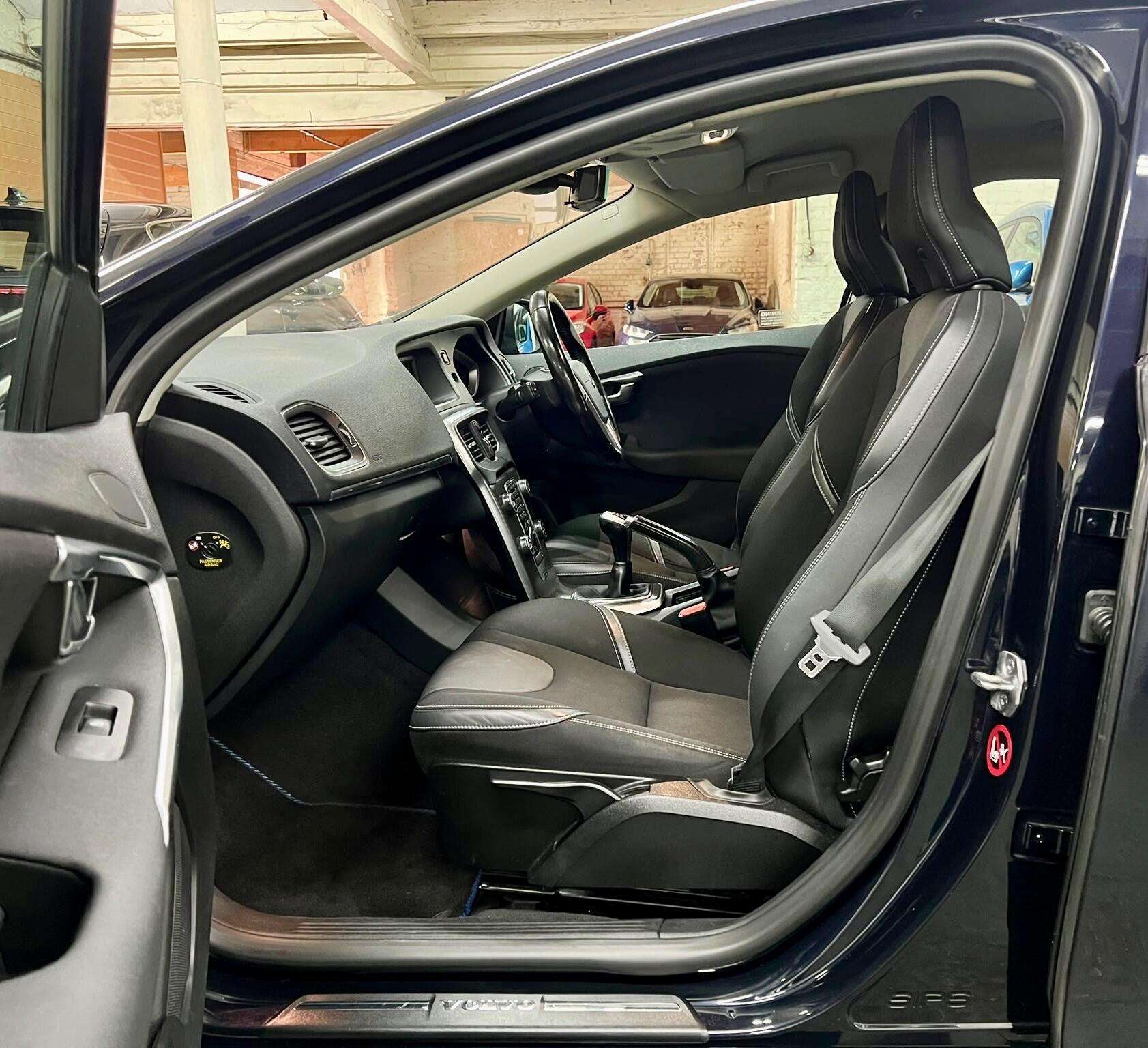 2015 VOLVO V40 2015 VOLVO V40