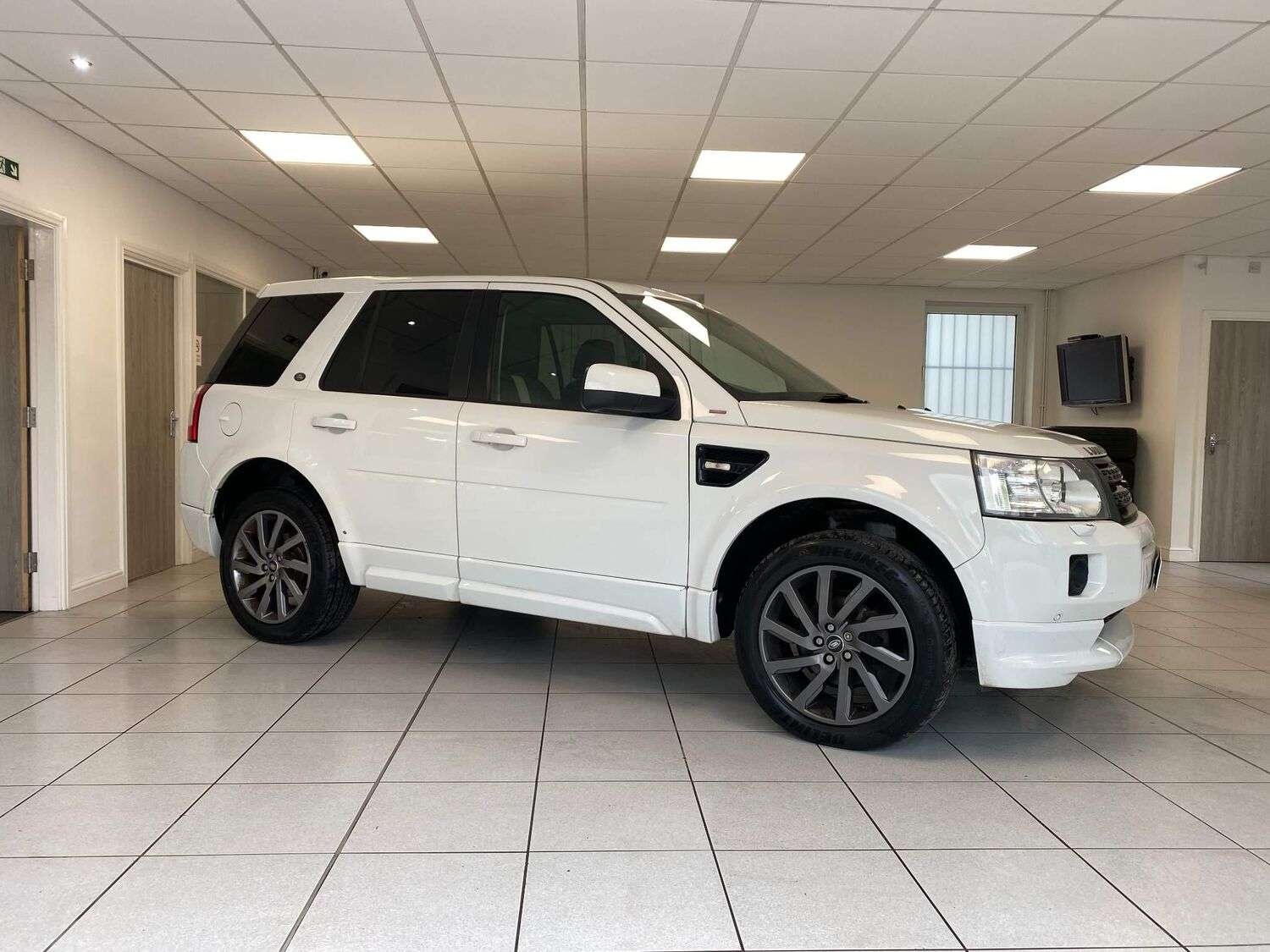 A 2011 LAND ROVER FREELANDER 2 2.2 SD4 Sport LE CommandShift 4WD Euro 5 5dr A 2011 LAND ROVER FREELANDER 2 2.2 SD4 Sport LE CommandShift 4WD Euro 5 5dr