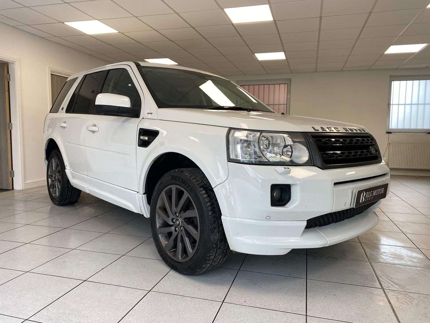A 2011 LAND ROVER FREELANDER 2 2.2 SD4 Sport LE CommandShift 4WD Euro 5 5dr A 2011 LAND ROVER FREELANDER 2 2.2 SD4 Sport LE CommandShift 4WD Euro 5 5dr